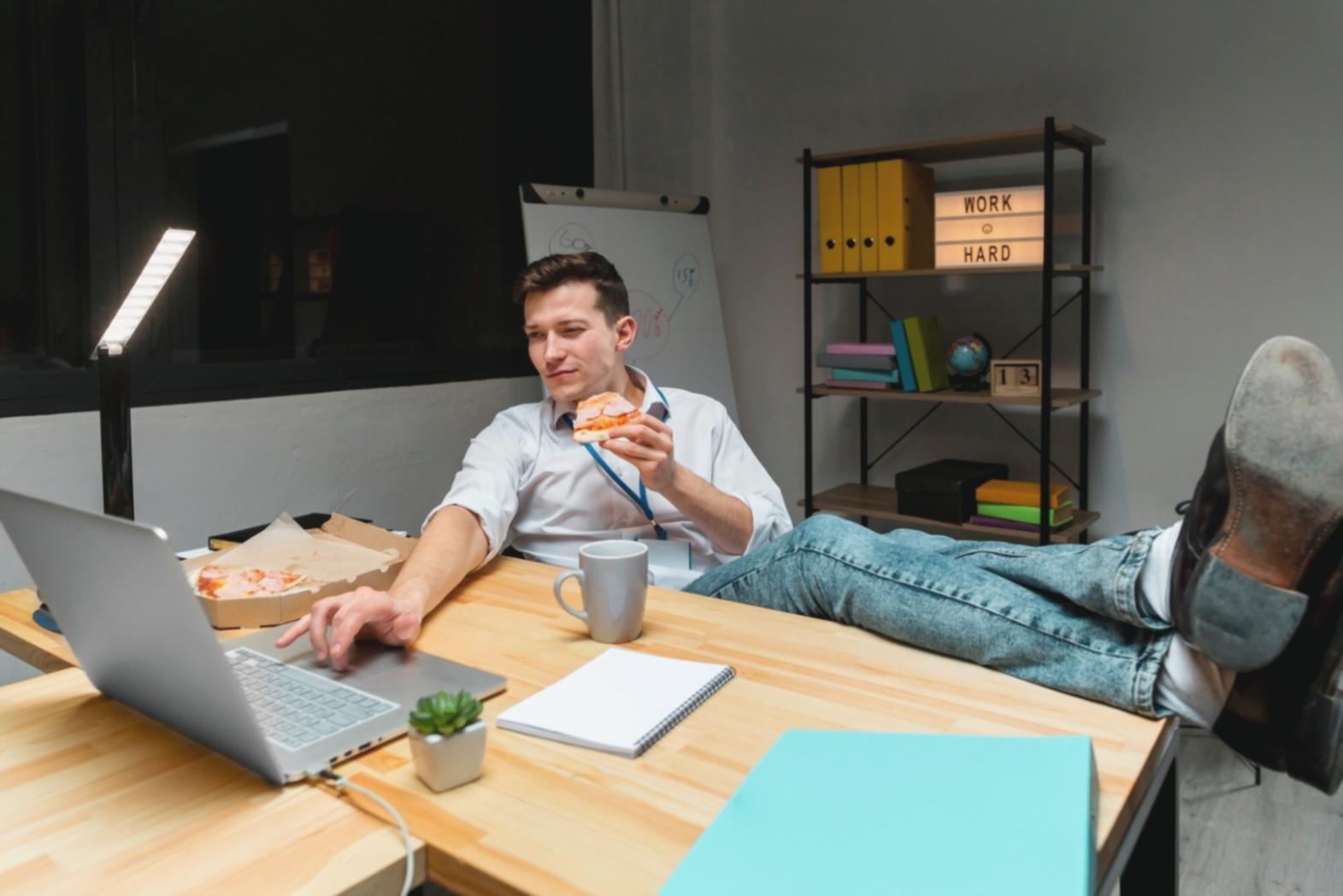 Workshopraum mit Teilnehmern bei der Finanzanalyse