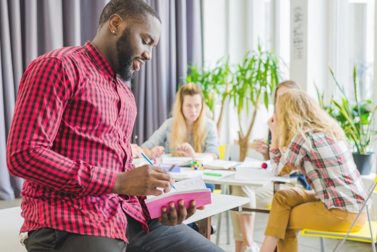 Finanzunterlagen und Laptop auf einem Schreibtisch bei der Vorbereitung zur Kapitalflussanalyse