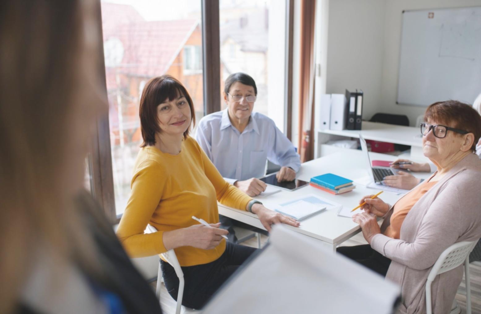 Arbeitsumgebung mit Finanzberichten und Analysewerkzeugen
